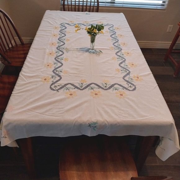 Vintage Hand Embroidered Floral Tablecloth 65" x 55" - Picture 2 of 11